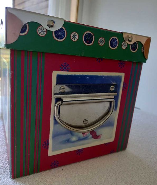 Caixa de cartão, com reforço em metal