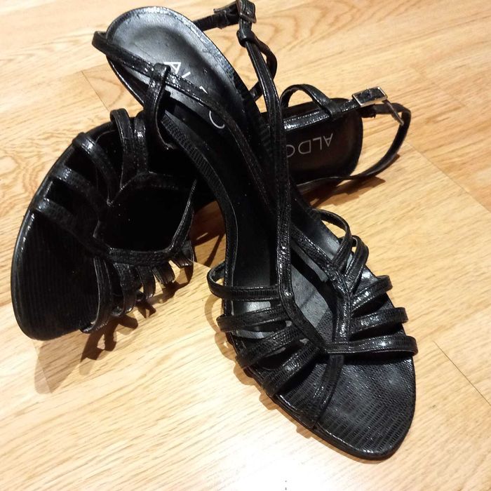 2 pares de sandálias bem estimadas