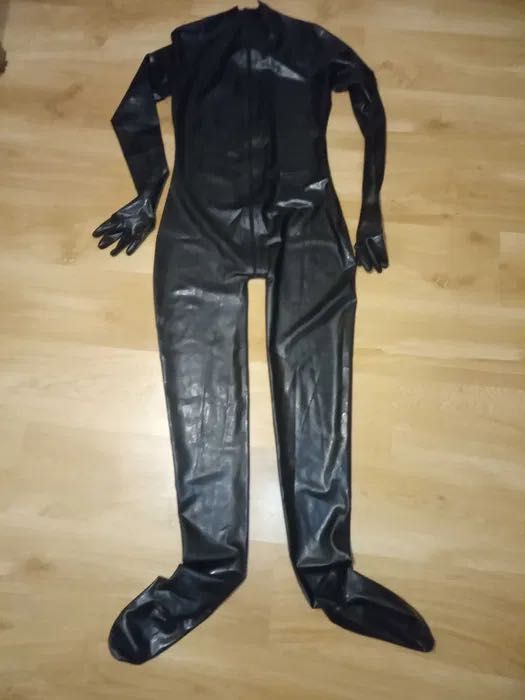 926/ OD RĘKI L nowy czarny catsuit kombinezon latex 0,4 mm lateks