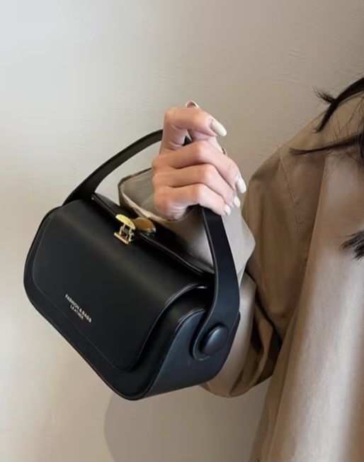 Елегантна  модна сумочка чорного кольору для леді