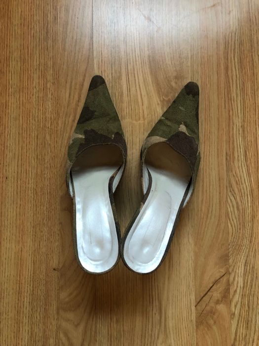 Sandálias camurça com padrão camuflado