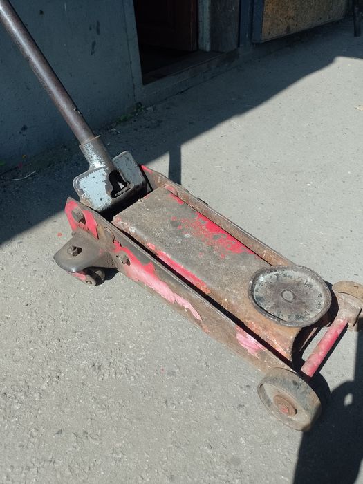 Продам домкрат подкатной