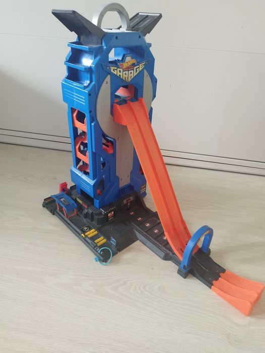 Garaż ,tory ,przyspieszacze,auto laweta, samochodziki