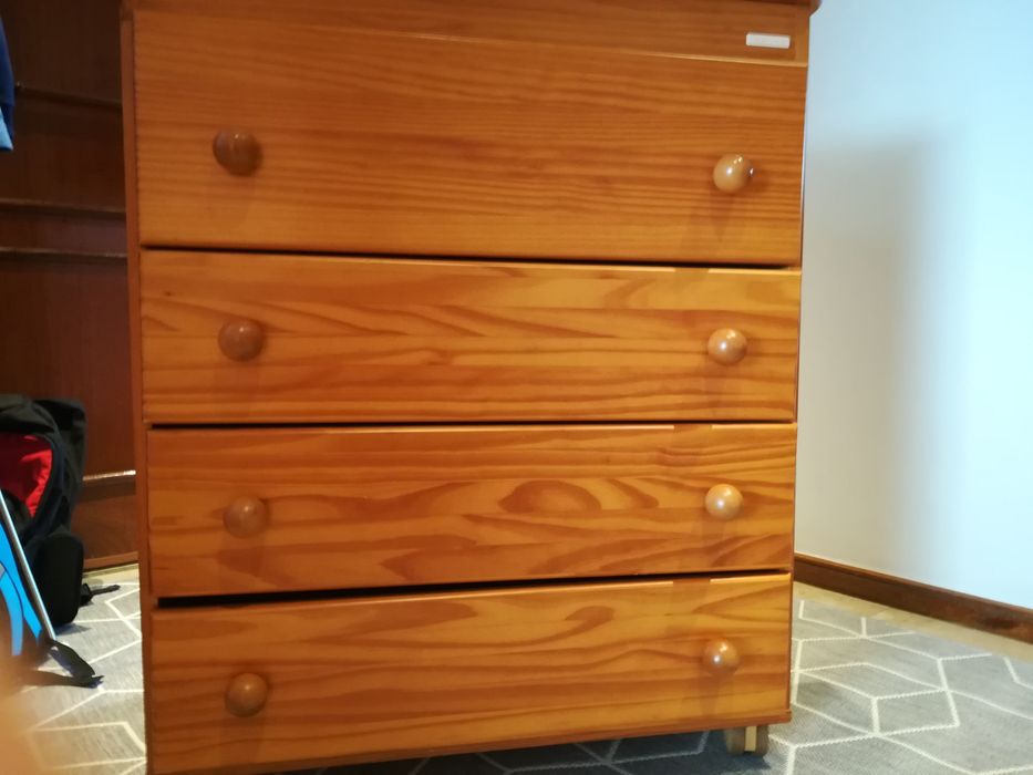 Cómoda em madeira clara de alta qualidade