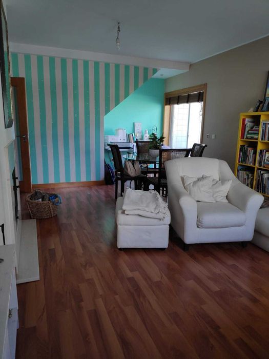 Poltrona branca, muito bonita