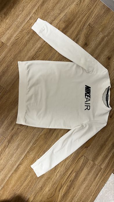 Продам білий світшот від бренду Nike розмір x-164.     БУ