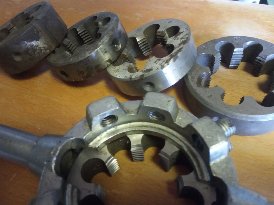 Набор плашек и плашкодержатель .