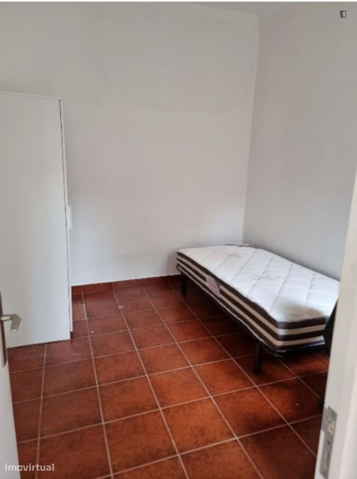 Quarto - localizado em Arroios Lisbon