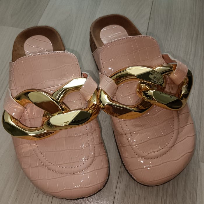 Klapki damskie zabudowane całe palce z łańcuchem Mule Born2be