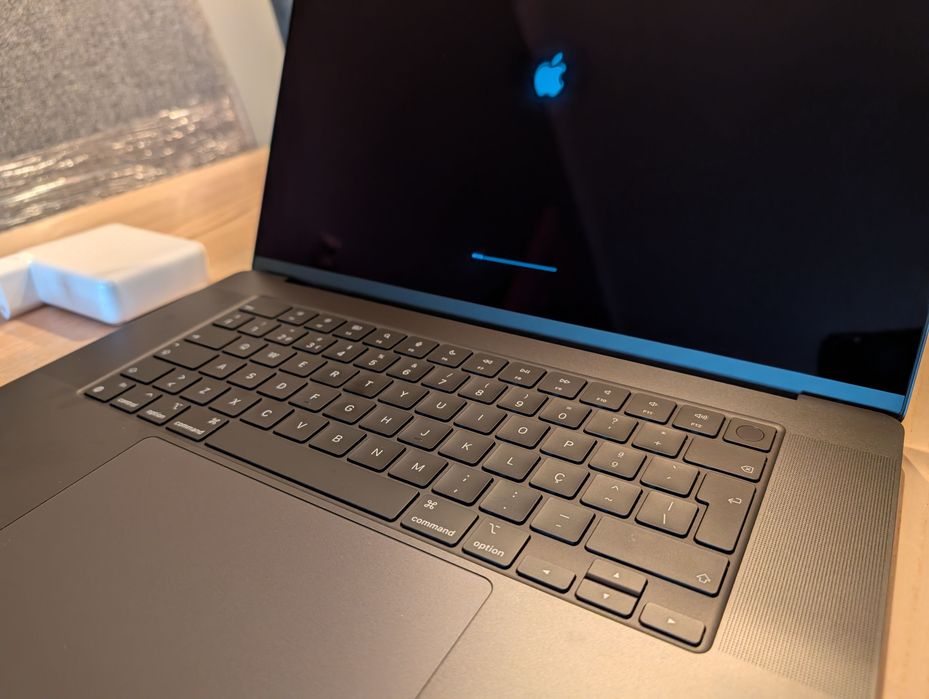 MacBook Pro 16" M4 Max - 36GB RAM / 1TB SSD (COMO NOVO)