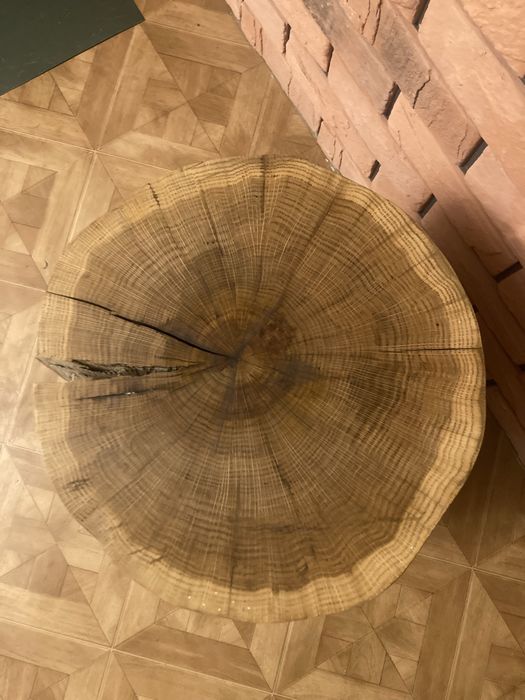 Pieniek dekoracyjny stolik kawowy na kółkach