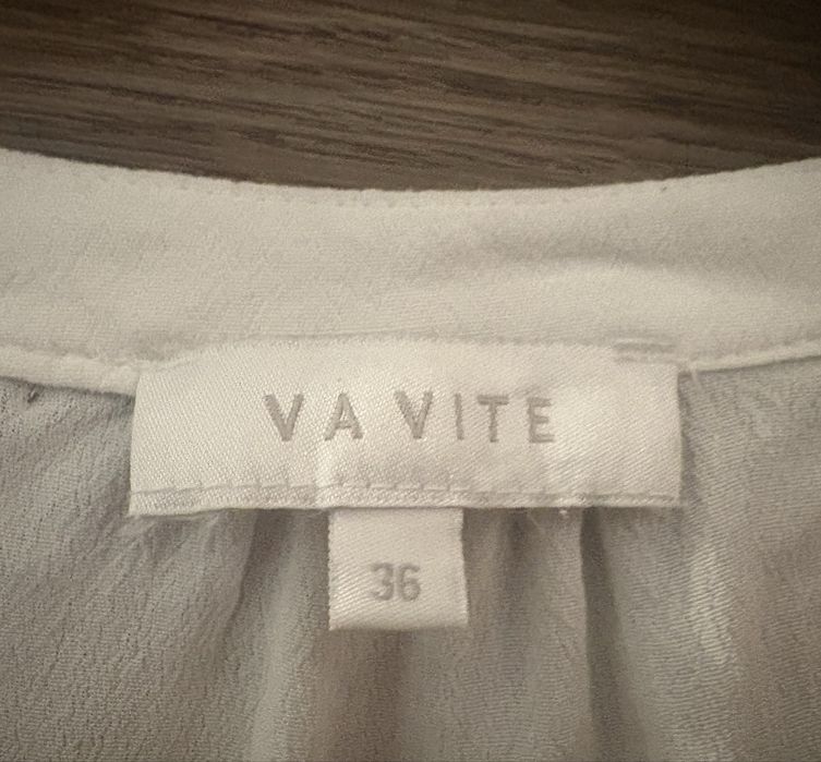 Biała bluzka z dekoltem V VaVite 36/S