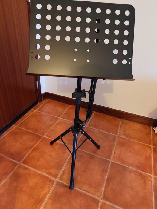 Estante de música e suporte para guitarra