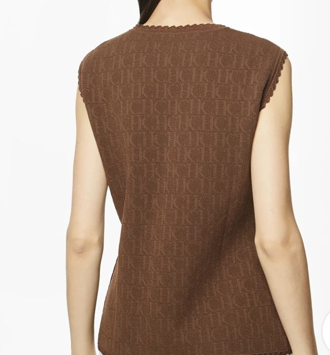 T shirt com logotipo CH