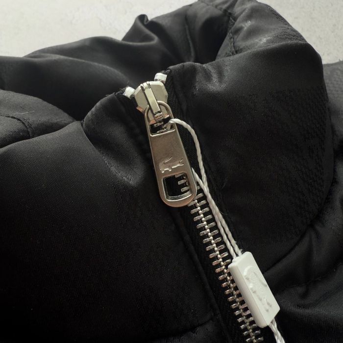 Стильна куртка Lacoste