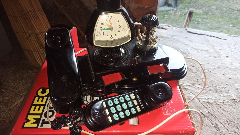 Zegar z lampką ,, pozytywką ,dwoma szufladkami i telefonem