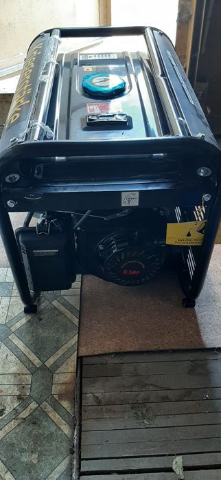 Генератор трифазний