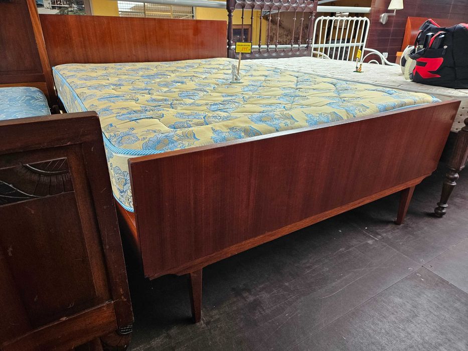 Cama vintage com estrado e colchão - Bom estado geral