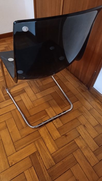 Vendo Cadeira em acrílico e metal