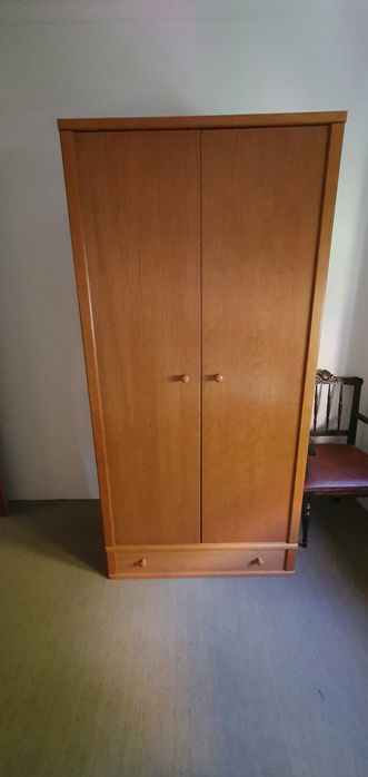 Quarto com Cama de solteiro e roupeiro