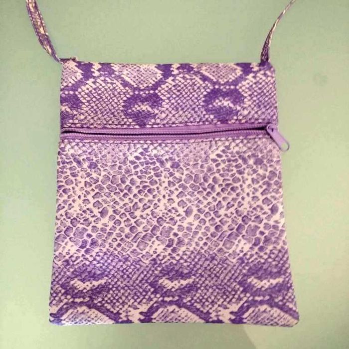 Bolsa tiracolo roxa com padrão (nova)