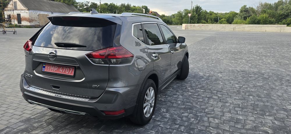 автомобіль нісан рог