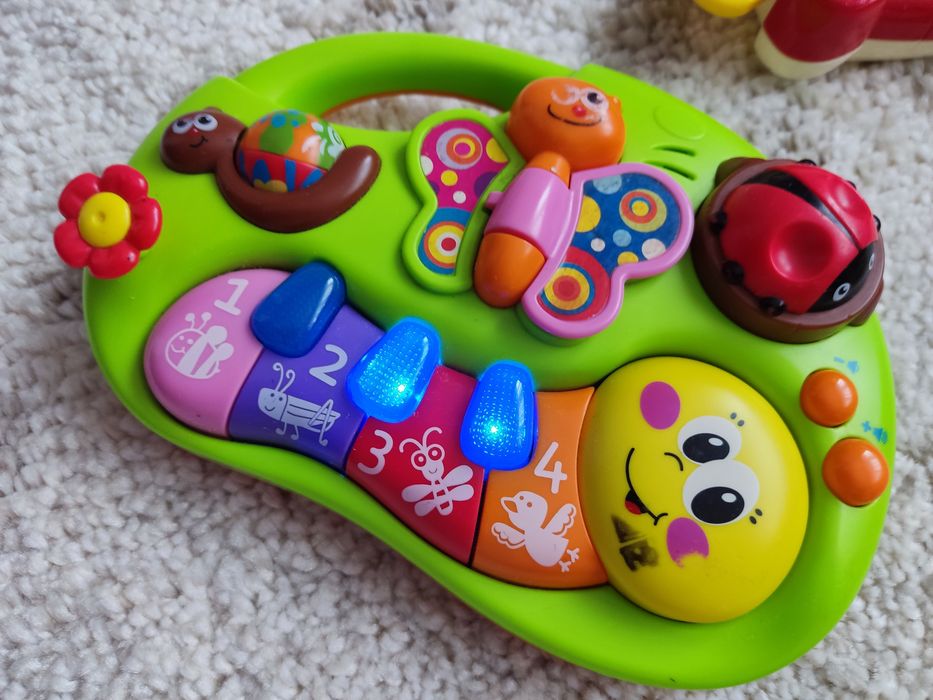 Zestaw zabawek interaktywnych przywieszka dźwięki światła Fisher price