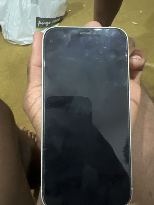 Iphone 12 com capacidade maxima 78 ,128g com caixa ,capa , e atras ta um pouco riscado