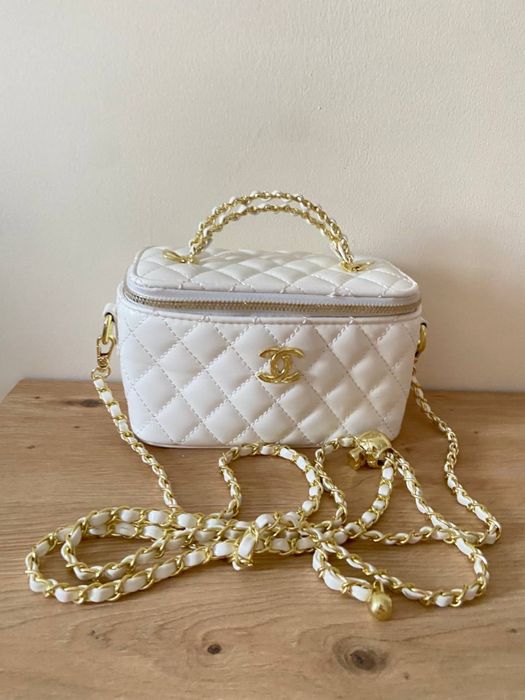 Біла сумка в стилі Chanel