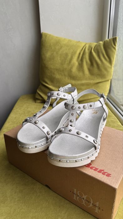 Нові жіночі босоніжки Bata