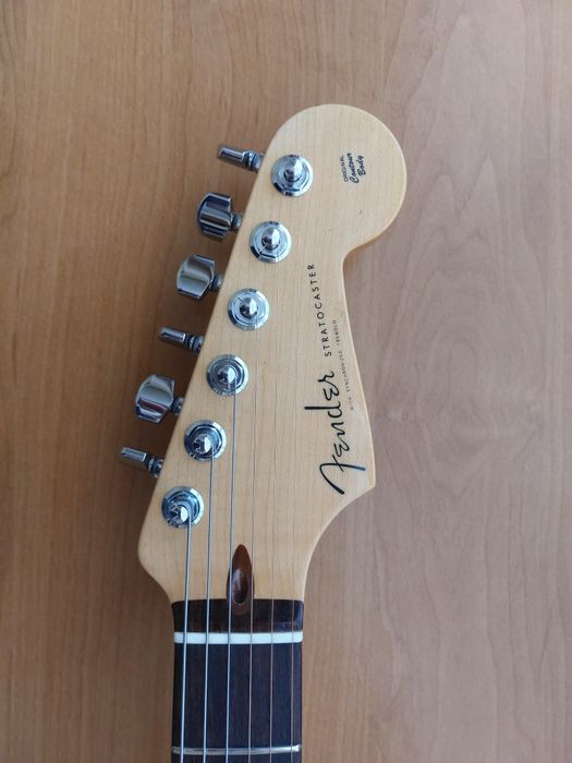 Продам Fender Stratocaster Deluxe Custom Shop