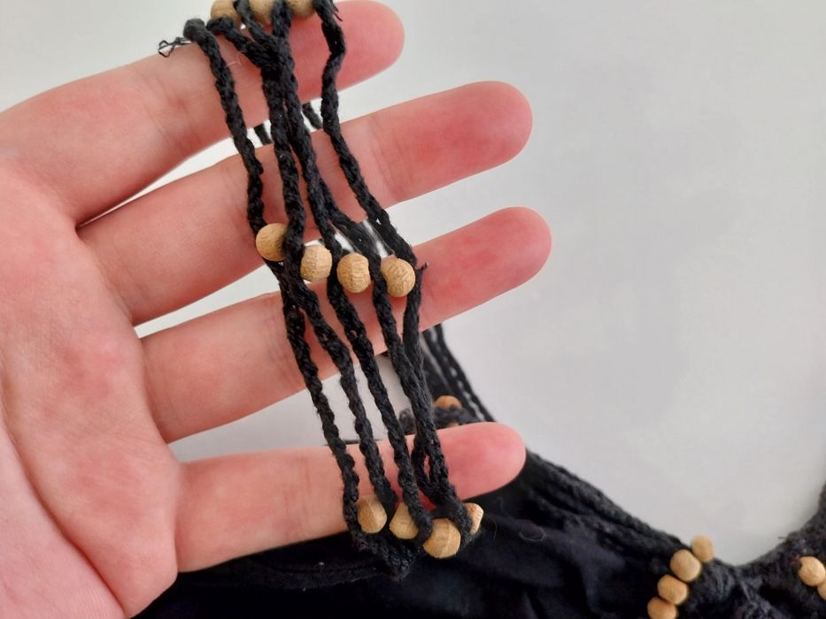 Top Natura preto com renda e contas de madeira - tamanho S