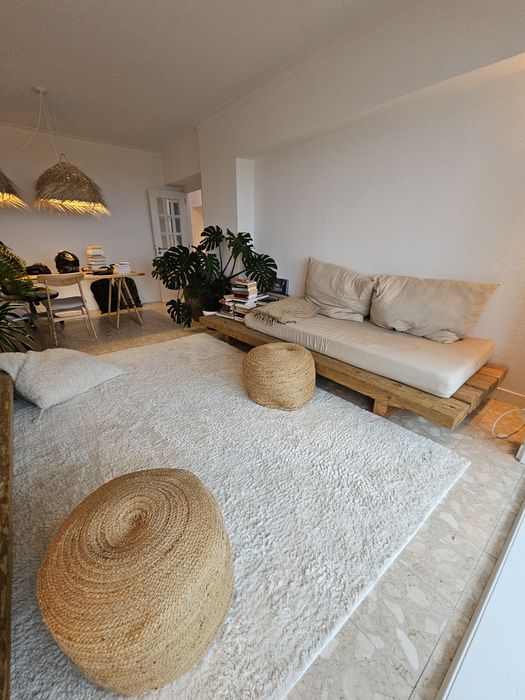 Sofá rústico feito com sulipas