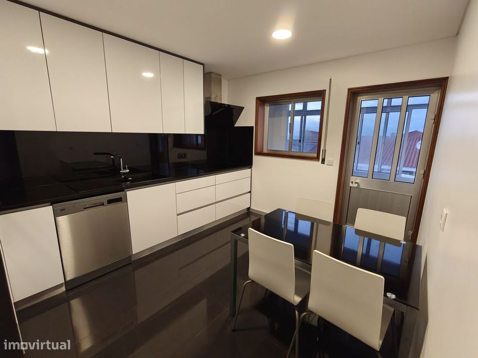 Apartamento T2 renovado junto ao mar