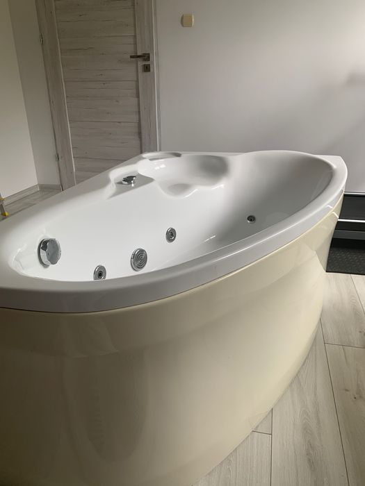 Wanna łazienkowa z hydromasażem