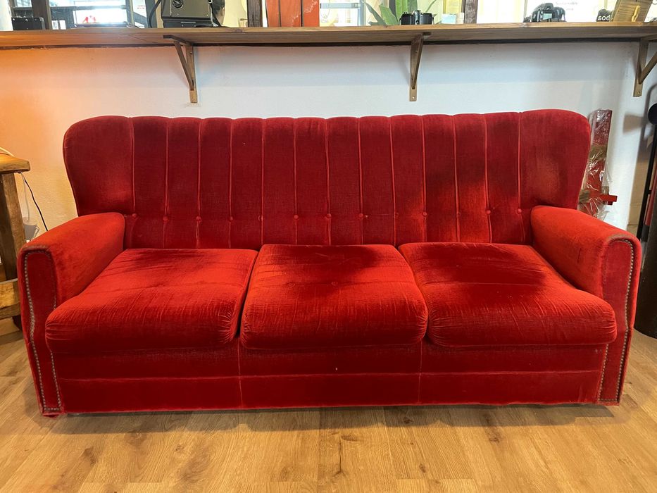 Sofa cama em veludo vermelho