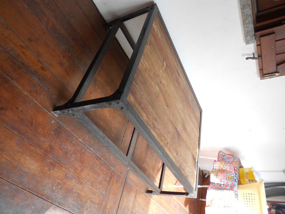 Mesa rustica de ferro e madeira