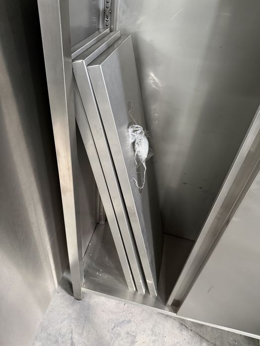 Louceiro em inox , 3 prateleiras  armário completamente fechado