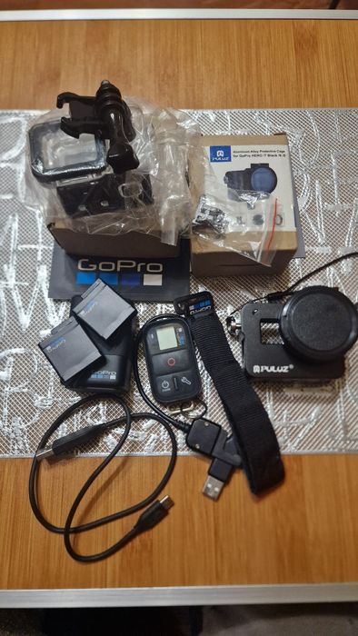 Екшн - камера GoPro Hero 5  отличное состояние , аксессуары.