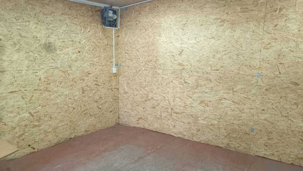 Магазин 20 м2 в. Кравчука Варшавський ринок, при дорозі біля ТЦ Слон