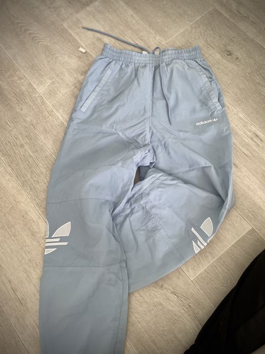 Addidas - jasno niebieskie spodnie ze lekkiego materiału