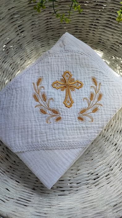 Муслінова крижма з вишитим куточком для голови
