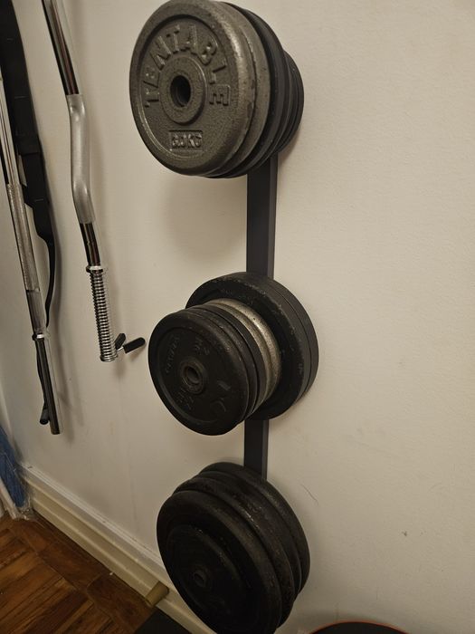 Pesos e barras de ginásio