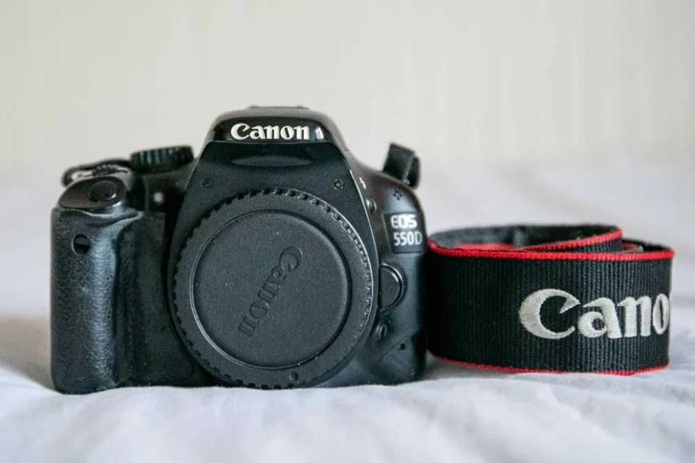 Canon EOS 550D + objectiva EF-S 18-55 IS