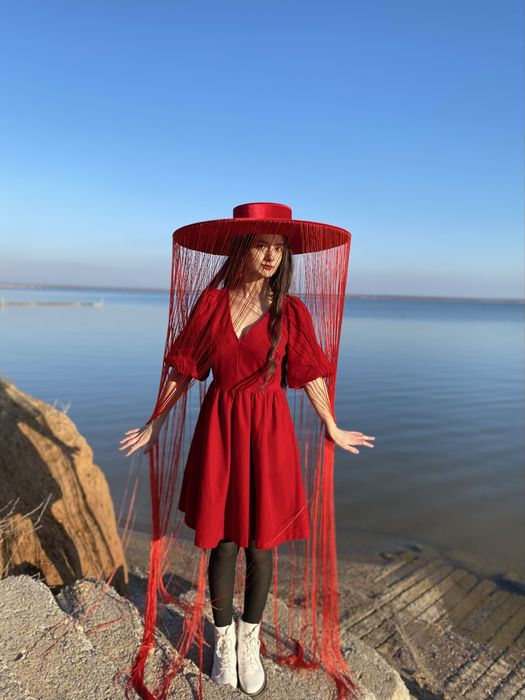 Червоний оксамитовий капелюх з бахромою для фотосесій ручної роботи