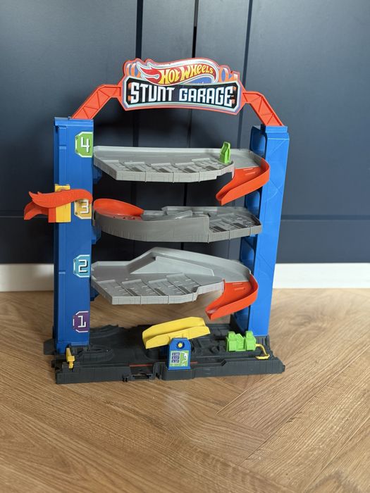 Hot wheels stunt garage