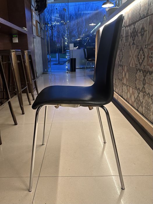 Cadeiras Pretas de restauração