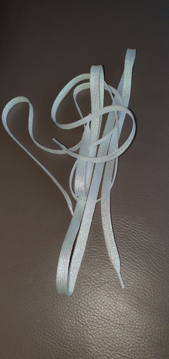 Sznurówki białe z opalizującym połyskiem