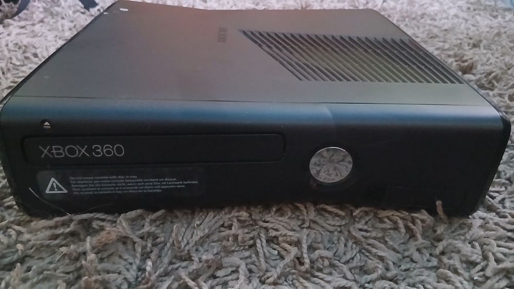 Sprzedaje Xbox 360 razem z kablami. Konsola była używana wcześniej ale jest w dobrym stanie. Jak ktoś byłby zainteresowany prosze pisać.