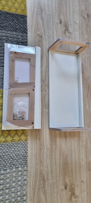 Białe półki scienne